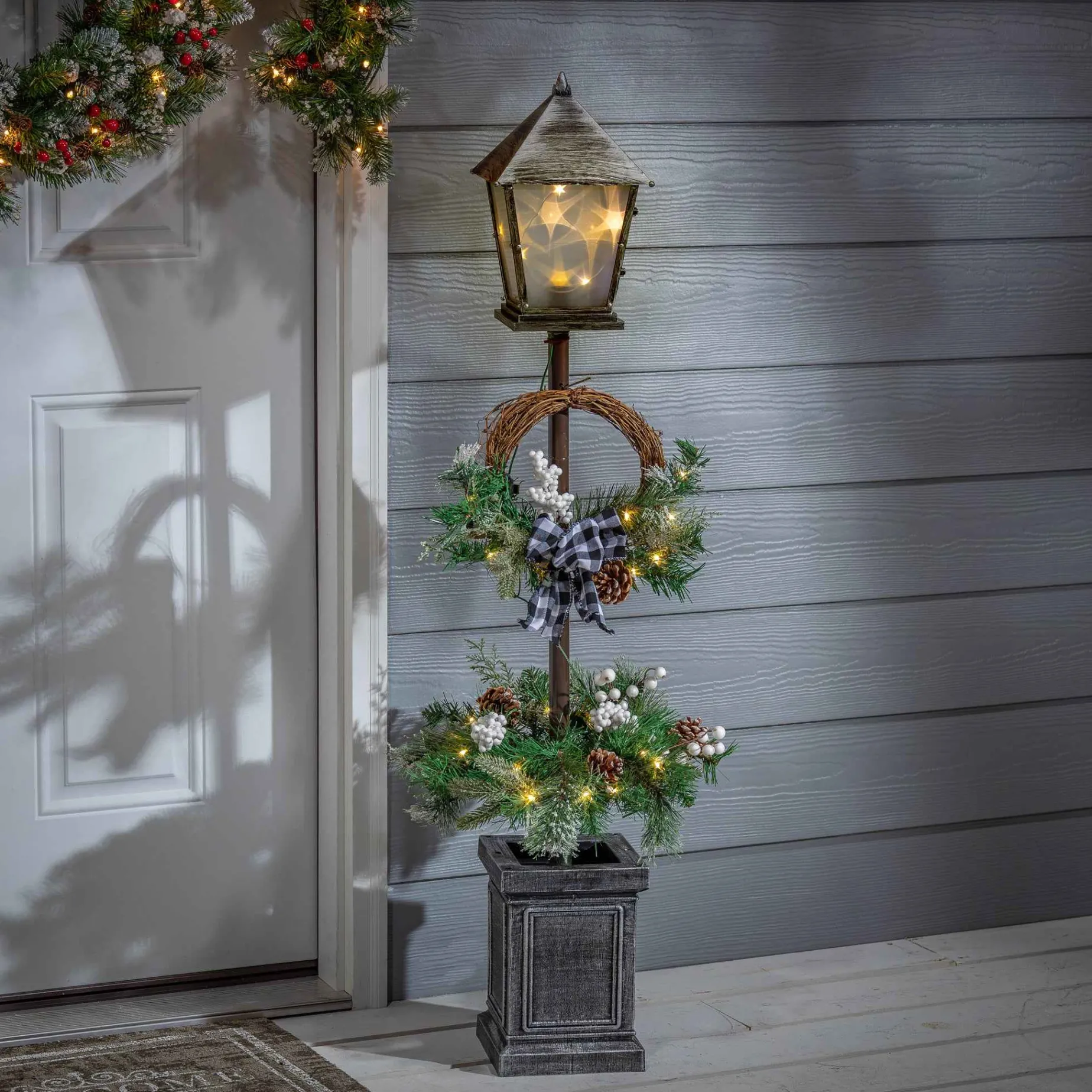 Gerson International Accent Lighting*Vintage Lantern Post With Wreath And Micro Led Lights, Timer